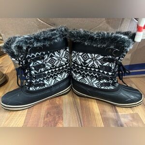 Stylish Black and White Winter Boots with Faux Fur